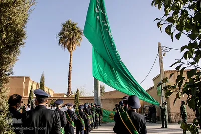 اهتزاز پرچم متبرک به نام امام حسین(ع) در بین‌الحرمین شیراز‎‎