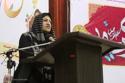 راضیه تجار زاده محقق، نویسنده و از اعضای هیئت مؤسس انجمن قلم ایران در آیین تجلیل از همسران جانبازان شهر اراک