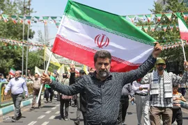 تهرانی‌ها پس از نماز جمعه در محکومیت تهاجم اسرائیل به خیابان‌ها آمدند”