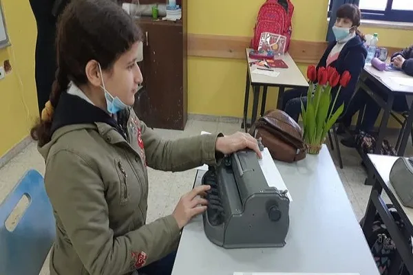 طفلة فلسطينية كفيفة في طريقها لحفظ القرآن كاملاً