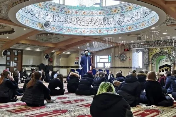 Students Take Tour of Mosque in UK as Part of Inter-Faith Initiative