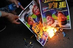 Isinasagawa ng mga Indonesiano ang Protesta sa Harap ng Embahadang Swedo