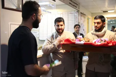 تجلیل از پرستاران بیمارستان امام حسین(ع) توسط گروه فرهنگی و جهادی خادم‌الشهداء‎