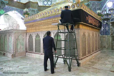 آیین سیاه پوشی ضریح مطهر کریمه اهل بیت در آستانه محرم