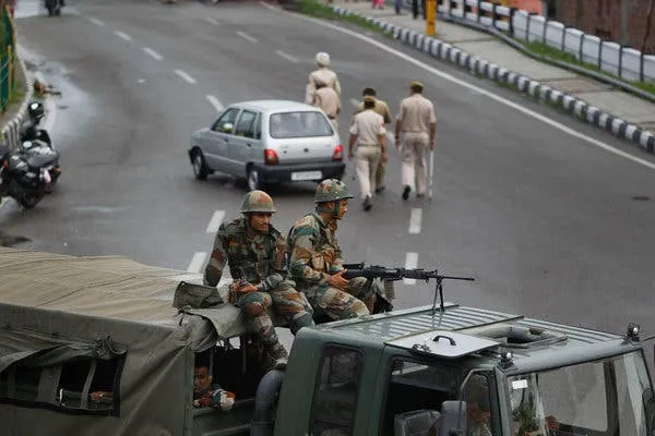 Kashmir, India elimina status autonomia