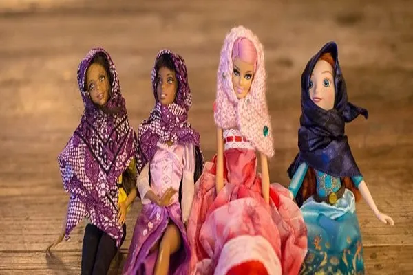 Una colección de hiyabs para barbies