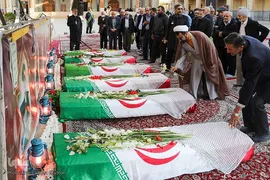 همزمان با فرارسیدن سی امین روز شهادت شهدای حادثه تروریستی حرم مطهر شاهچراغ(ع) و گرامیداشت هفته بسیج، مراسم زیارت عاشورا به همراه گلباران قبور سه شهید دوران انقلاب و هشت سال دفاع مقدس و همچنین شهدای حرم مطهر شاهچراغ(ع) توسط جمعی از بسیجیان سپاه ناحیه بقیه الله(عج) شیراز برگزار شد.