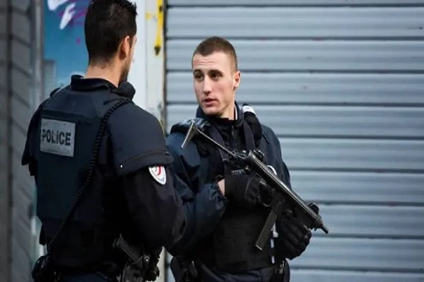 Paris'teki eski Charlie Hebdo ofisi yakınında bıçaklı saldırı