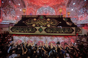 بالصور.. إحياء ليلة عاشوراء في حرمي الإمام الحسين وأخيه العباس(عليهما السلام)