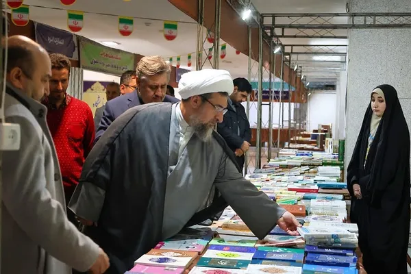 بازدید امام جمعه تبریز از نمایشگاه قرآن