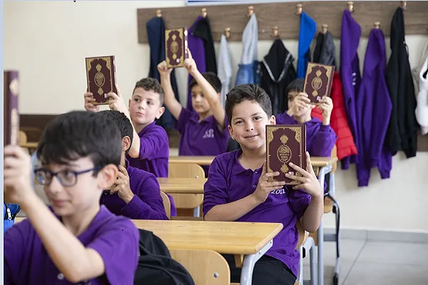 Kur'an-ı Kerim'i seçmeli ders olarak alan öğrencilere Kur'an hediye edildi