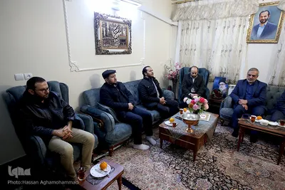 دیدار جمعی از نمایندگان جامعه قرآنی با خانواده شهید حمیدرضا اسداللهی، از شهدای مدافع حرم در حلب سوریه