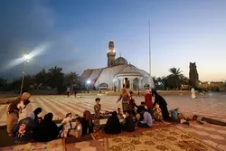 بصرہ کی مسجد خطوة امام علی(ع) روزہ داروں کی میزبان + تصاویر