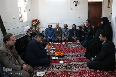 دیدار استاندار مرکزی با خانواده شهیدان احمد و محمود داوودآبادی