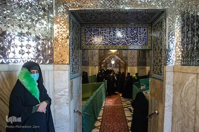 خانم دبیری 44 ساله دارای 3 فرزند، او می‌گوید 8 سال افتخار این را داشته‌ام تا در حرم آقا خدمت کنم. خانم دبیری از تاثیر حضور و خدمت در حرم در به عنوان یک مادر می‌گوید حس بسیار خوبی دارم و به عنوان یک الگو برای فرزندانم سعی می‌کنم همیشه درست عمل کنم و شاهد تاثیرات مثبتی در زندگی خود هستم.
