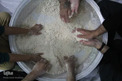 آماده سازی اوماج حلوای سنتی زنجان برای روز عاشورا