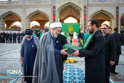 تعویض پرچم گنبد رضوی همزمان با آغاز ماه ربیع‌الاول
