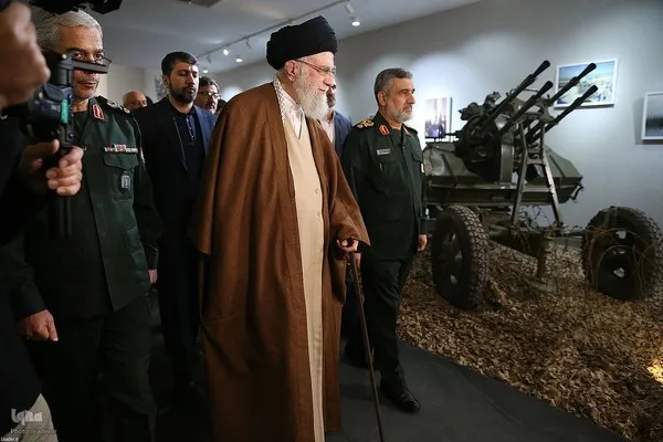 Ayetullah Hamenei'nin Devrim Muhafızları Havacılık ve Uzay Fuarı'nı ziyareti