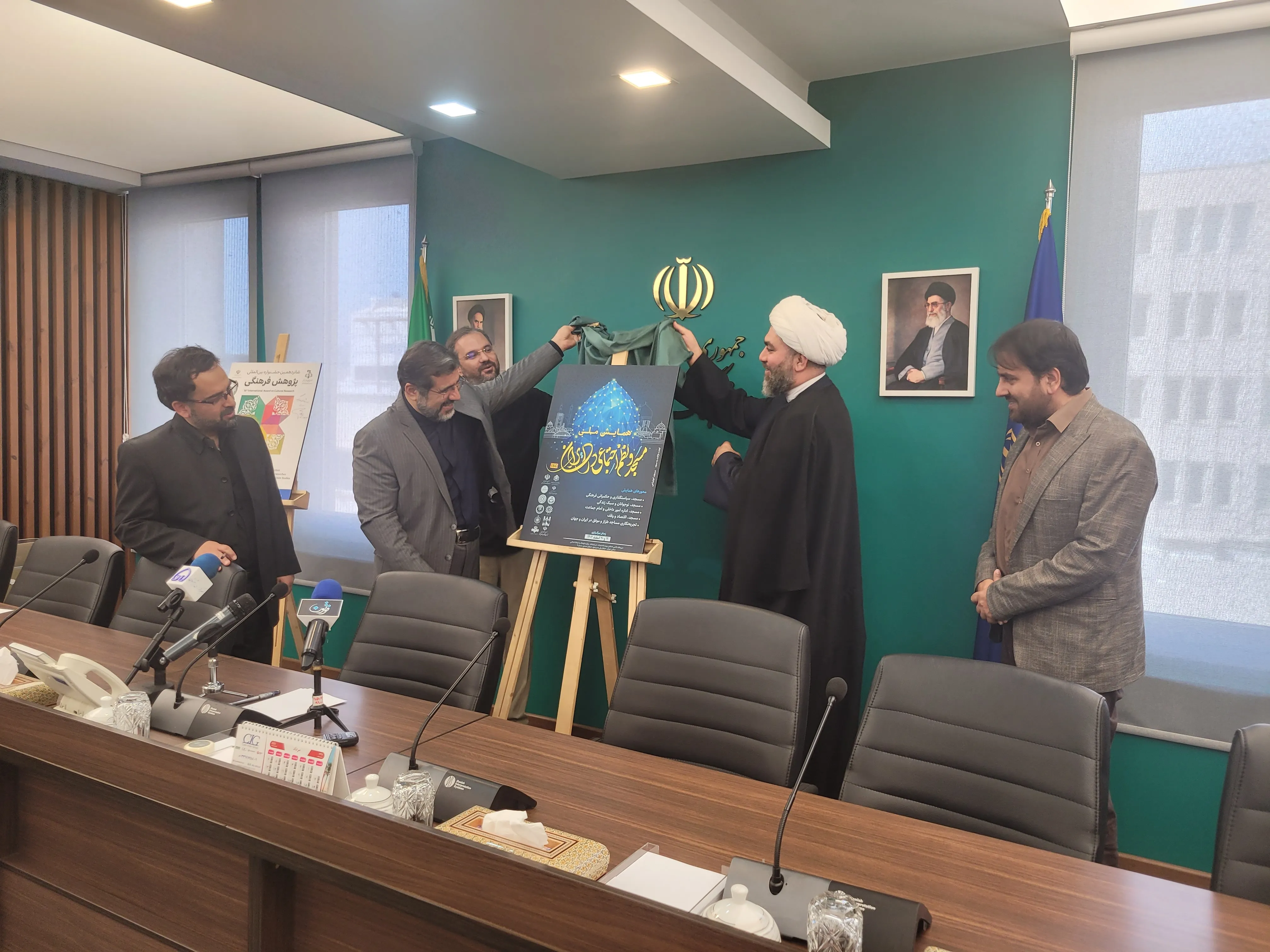 باید نغمه قرآن را در جامعه بگسترانیم