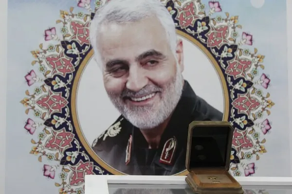 رونمایی از سکه یادبود طلا و نقره سردار سلیمانی در کرمان + عکس