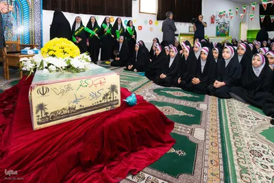 آیین استقبال از پیکر شهید گمنام در دبستان کمائی اصفهان