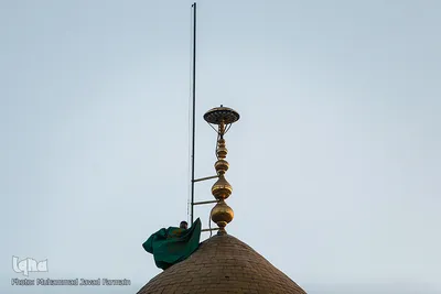 برافراشتن پرچم حرم امام حسین (ع) بر گنبد کربلای ایران