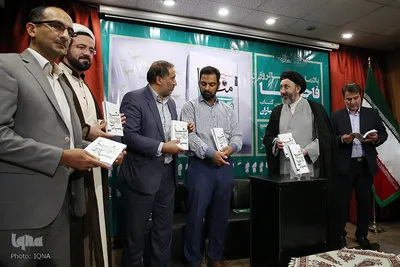 رونمایی از کتاب شعر منا منهای بسیاران