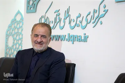 عباس سلیمی در غرفه ایکنا در آخرین روز بیست و هفتمین نمایشگاه بین‌المللی قرآن کریم