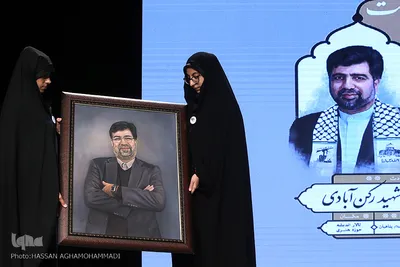 اهدای تابلوی تقاشی چهره شهید غضنفر رکن آبادی به پدر این شهید دیپلمات