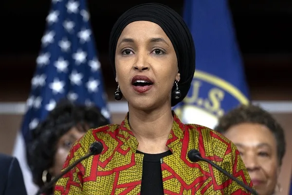 Ilhan Omar exhorte le Trésor à lutter contre la discrimination bancaire contre les Américains musulmans