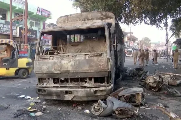 Hindistan’da bir caminin yıkılmasının ardından çıkan çatışmada en az beş kişi hayatını kaybetti