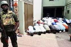 অ্যাসল্ট রাইফেল হাতে সেনাবাহিনীর পাহারায় জুমা পড়লেন শ্রীলংকার মুসলমানরা