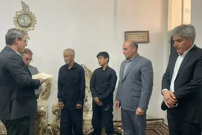 دیدار فرماندار خرم آباد با خانواده 6 شهید جنگ تحمیلی 12 روزه در خرم آباد