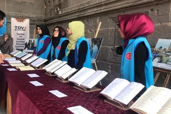 27 dilde yayınlanan Kur'an-ı Kerim mealleri sergide ziyarete açıldı