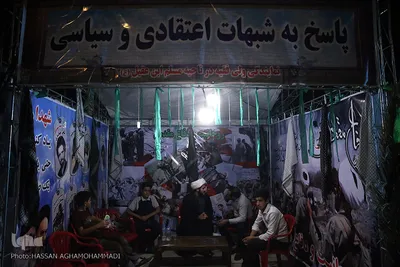 روحانی بسیجی در غرفه پاسخ به شبهات اعتقادی و سیاسی نمایشگاه دفاع مقدس 