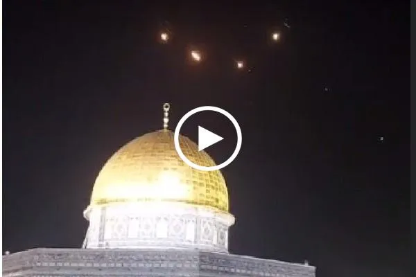 شاهد | الصواريخ الإيرانية تحلق فوق قبة الصخرة في القدس