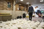 طبخ و پخش 500 وعده اطعام تبرکی در شاهرود