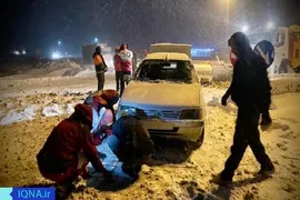 امدادرسانی به مسافران گرفتار برف و کولاک در آذربایجان غربی