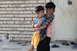 توزیع ۳۰۰بسته معیشتی اقلام ضروری مواد غذایی «هم نمک» میان خانواده های بی بضاعت و محروم روستاهای جازموریان، در جنوب کرمان