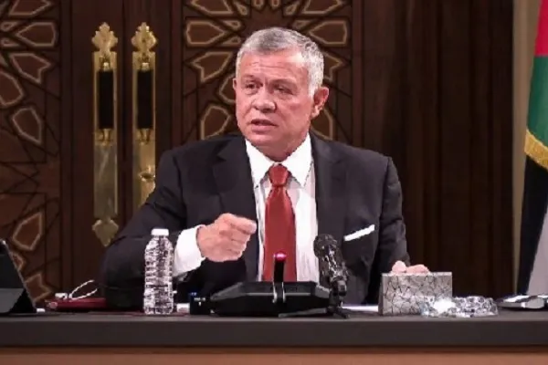 العاهل الأردني يحذر من مخططات تهجير الفلسطينيين من الضفة وغزة