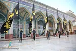 Fahne auf Kuppel der Dschamkarān-Moschee durch eine schwarze Trauerflagge ersetzt