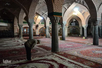 مسجد صاحب الامر، ایستاده در تاریخ