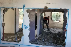 Harte Kämpfe: Zionistische Kräfte zerstören Wohnung eines Palästinensers in der Nähe von Jenin
