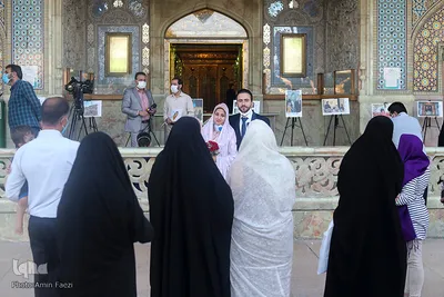 هدیه خادمان حرم شاهچراغ به زوج ها در روز ازدواج