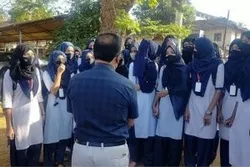 انڈیا میں حجاب کی بنا پر لڑکیوں کا ایک اور اسکول بند کر دیا گی
