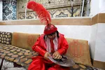 نوجوانی که در حال آماده شدن برای بازی در نقش سربازان شمر است.