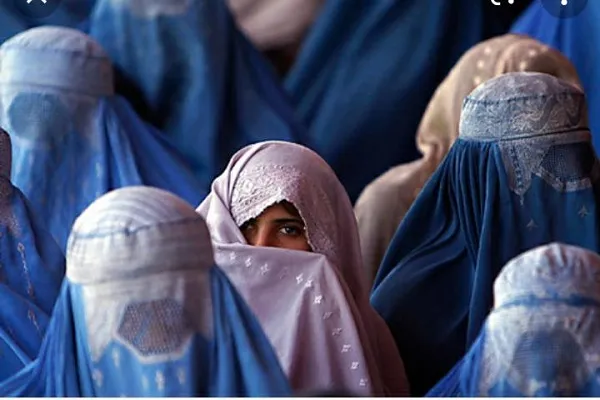 په افغانستان کې انګریزځانګړي ځواکونه د تښتې لپاره له برقعې ناوړه استفاده کوي