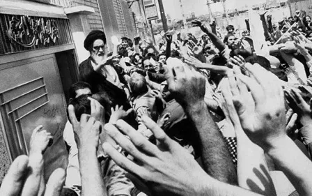 نمایش 60 عکس و سند از انقلاب در جوار مجلس شورای اسلامی
