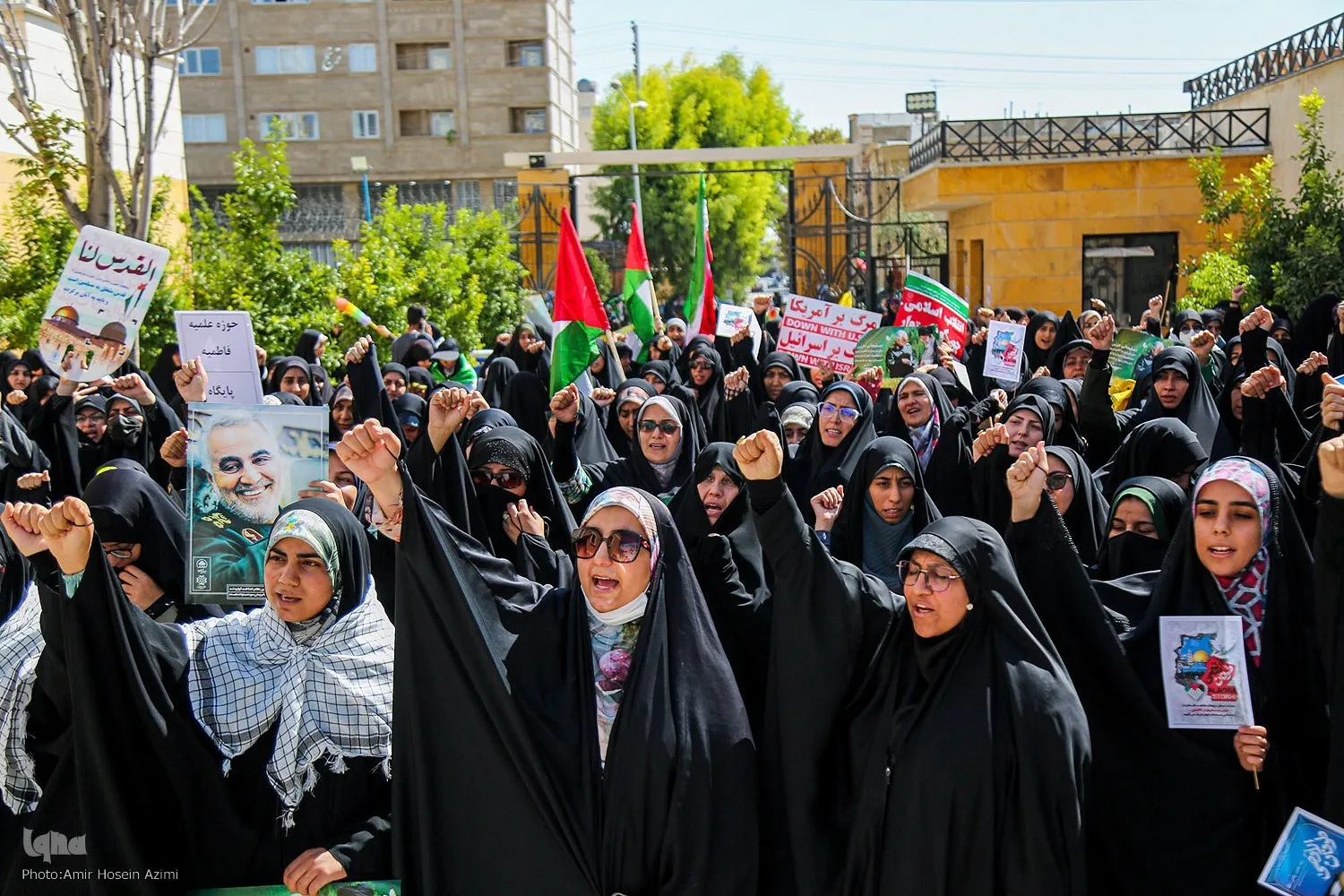 بانوان طلبه مقابل دفتر سازمان ملل تجمع می‌کنند