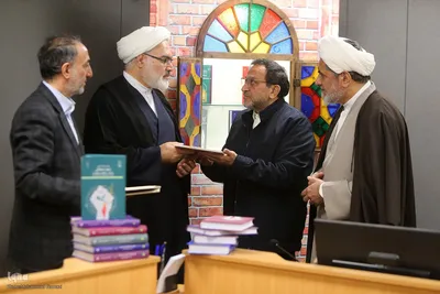 رونمایی از مجموعه مقالات همایش شهید سلیمانی و مکتب انتظار و مقاومت